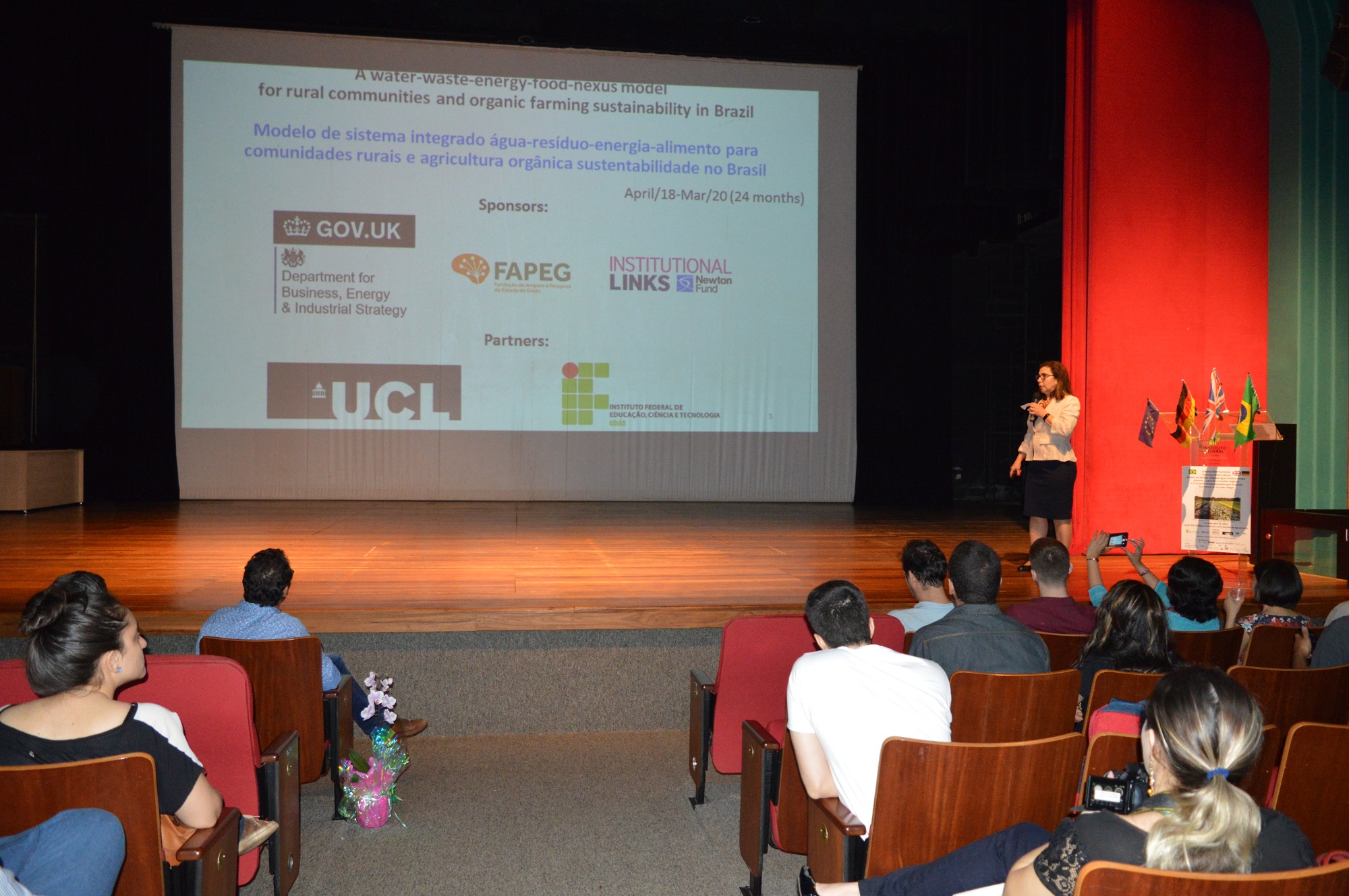 Professora da University College London (Reino Unido), Luiza Campos, falou sobre o projeto  WWEF – Nexus na abertura do evento, no Teatro do IFG - Câmpus Goiânia.